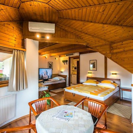 Hôtel Szent Kristof Panzio à Esztergom Extérieur photo