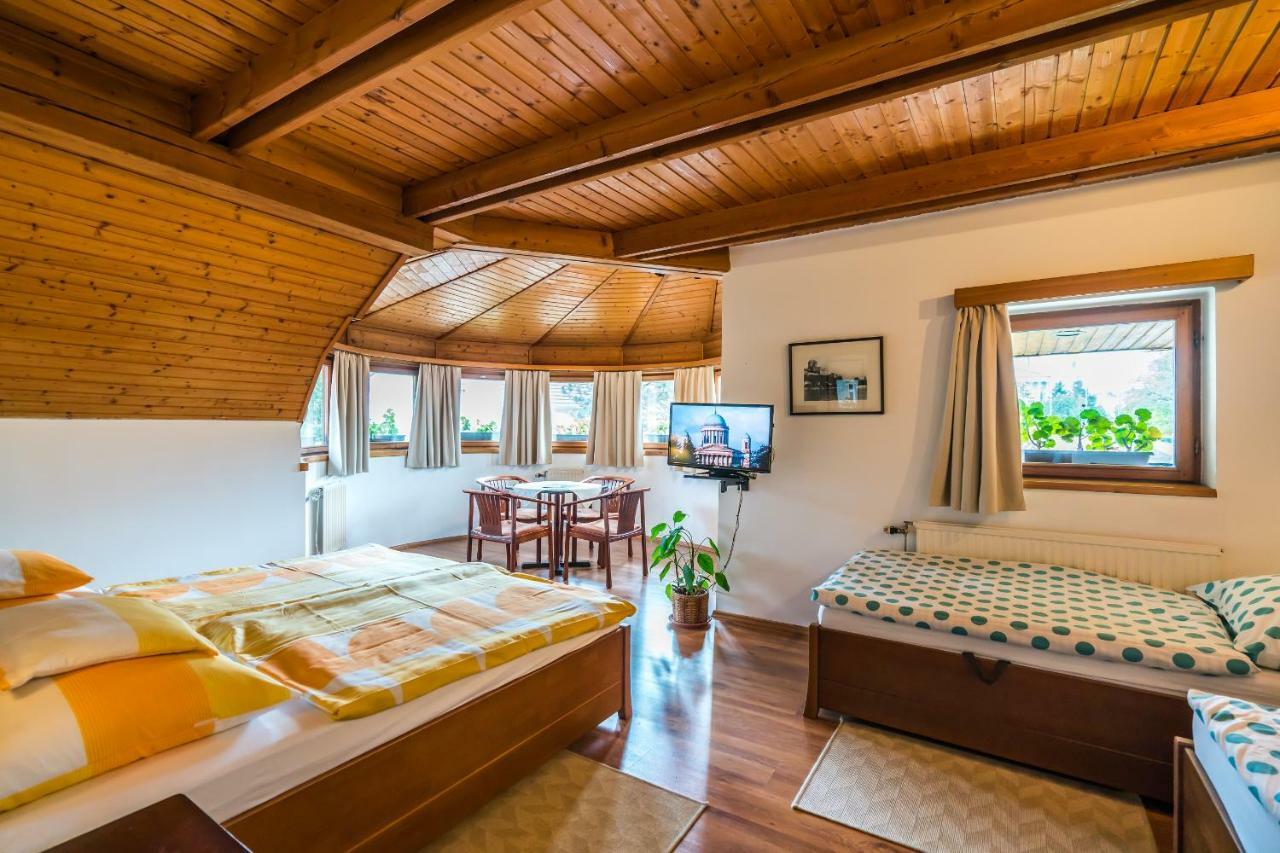 Hôtel Szent Kristof Panzio à Esztergom Extérieur photo