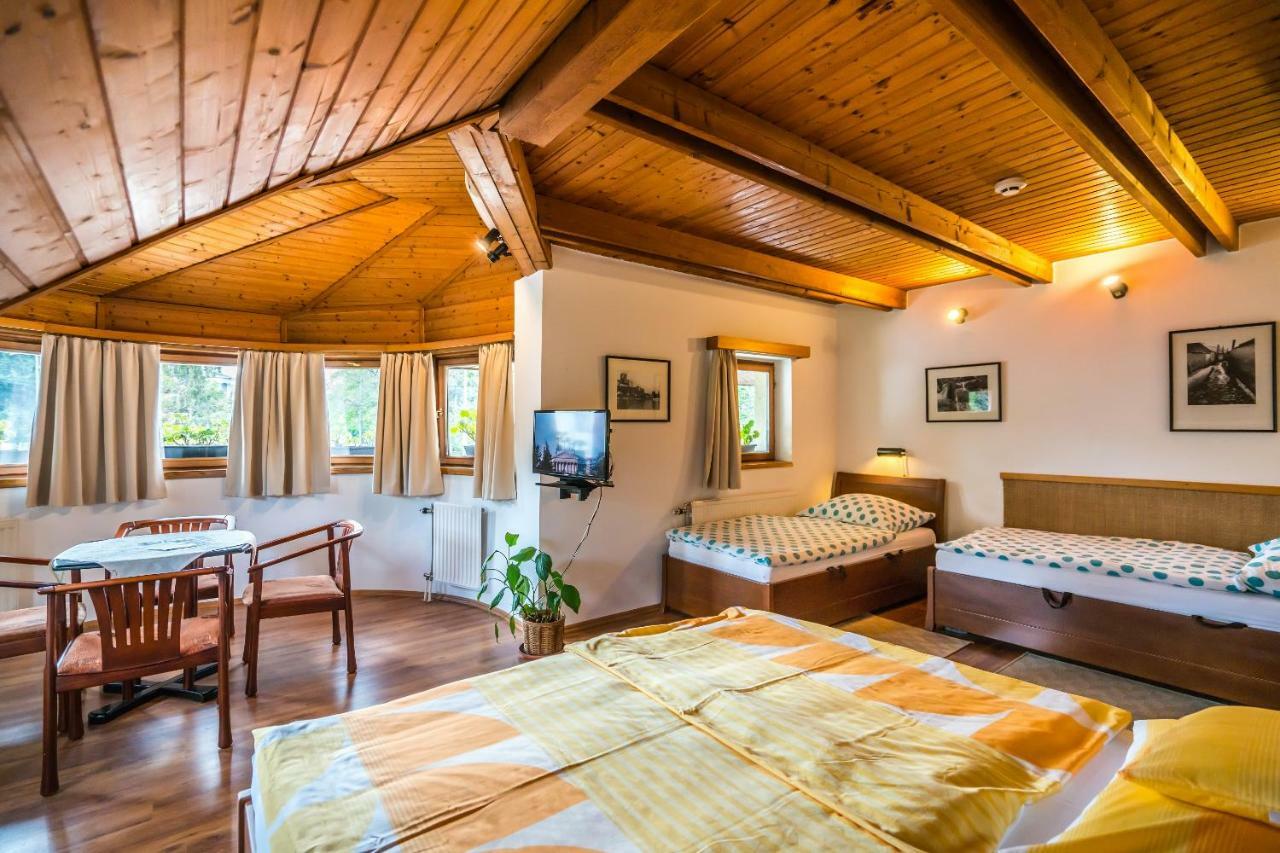 Hôtel Szent Kristof Panzio à Esztergom Extérieur photo