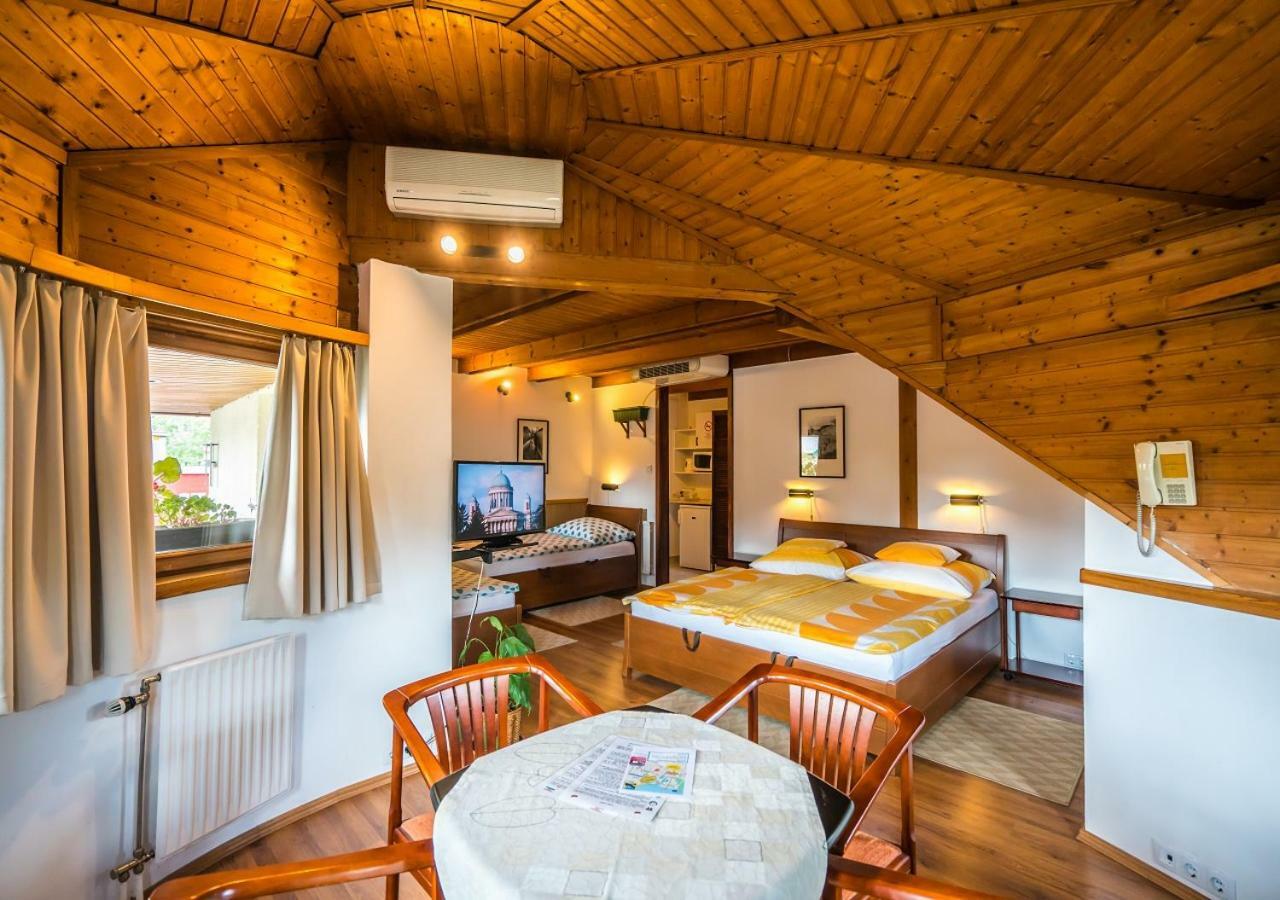 Hôtel Szent Kristof Panzio à Esztergom Extérieur photo