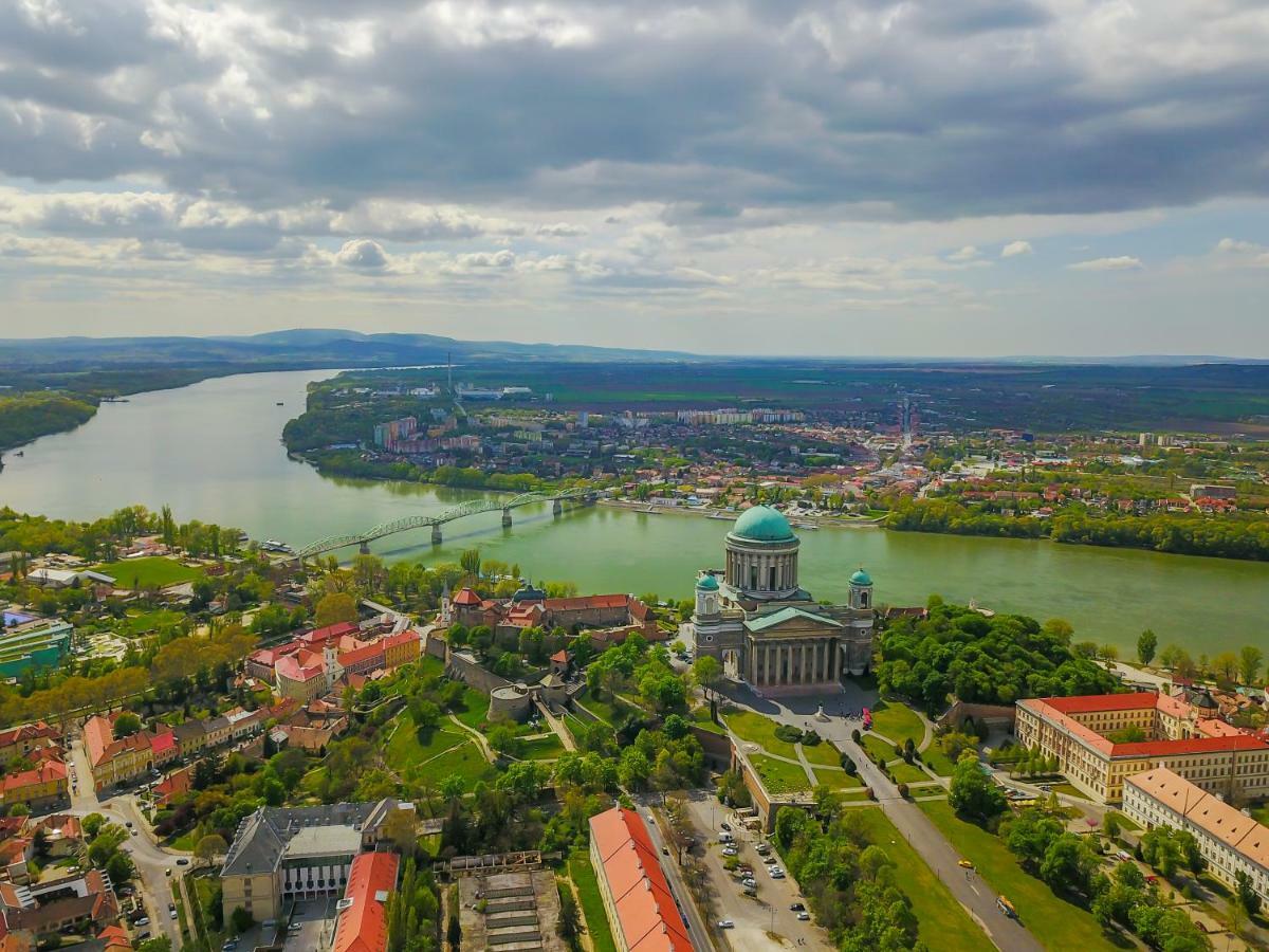 Hôtel Szent Kristof Panzio à Esztergom Extérieur photo