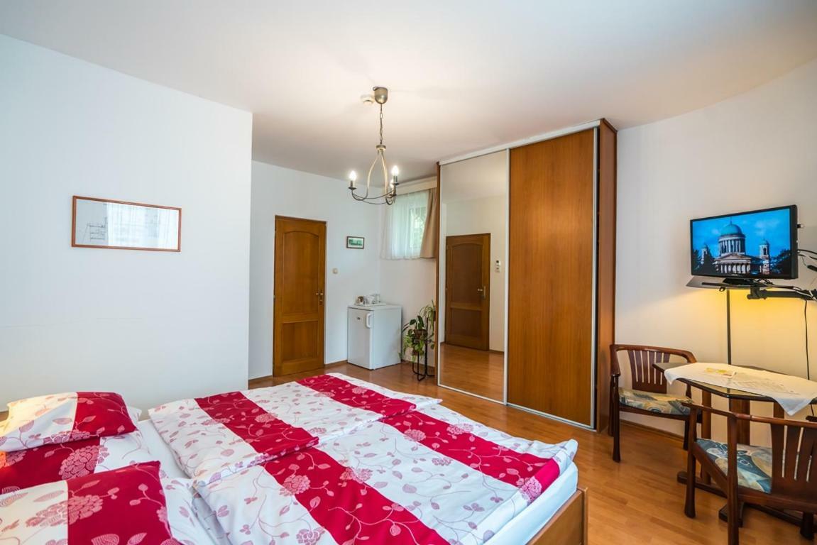 Hôtel Szent Kristof Panzio à Esztergom Extérieur photo