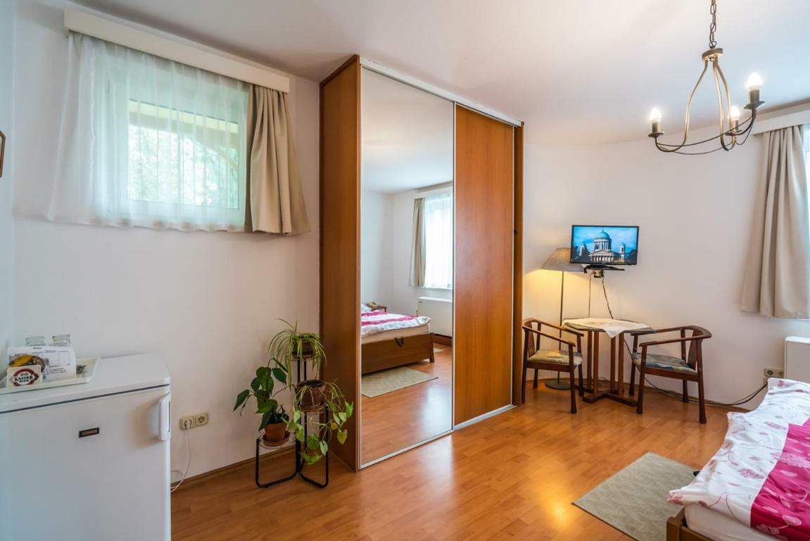 Hôtel Szent Kristof Panzio à Esztergom Extérieur photo