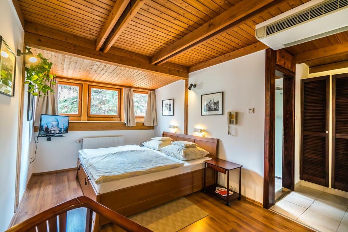 Hôtel Szent Kristof Panzio à Esztergom Extérieur photo