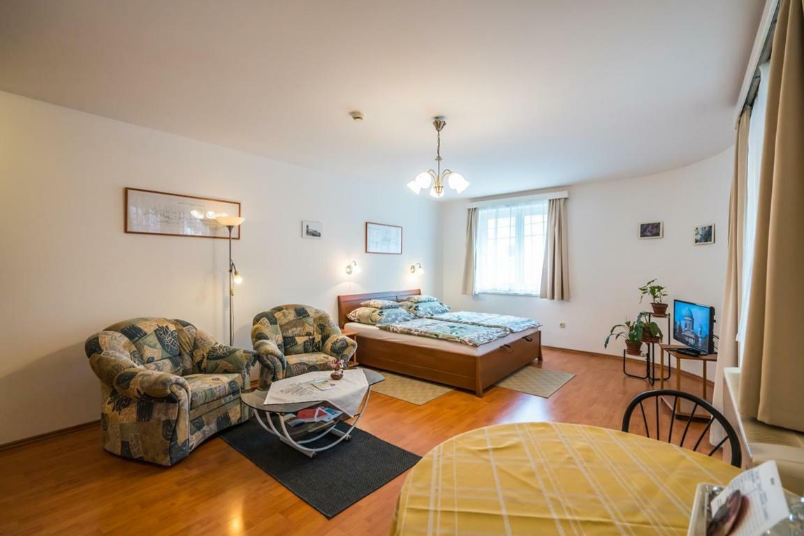 Hôtel Szent Kristof Panzio à Esztergom Extérieur photo