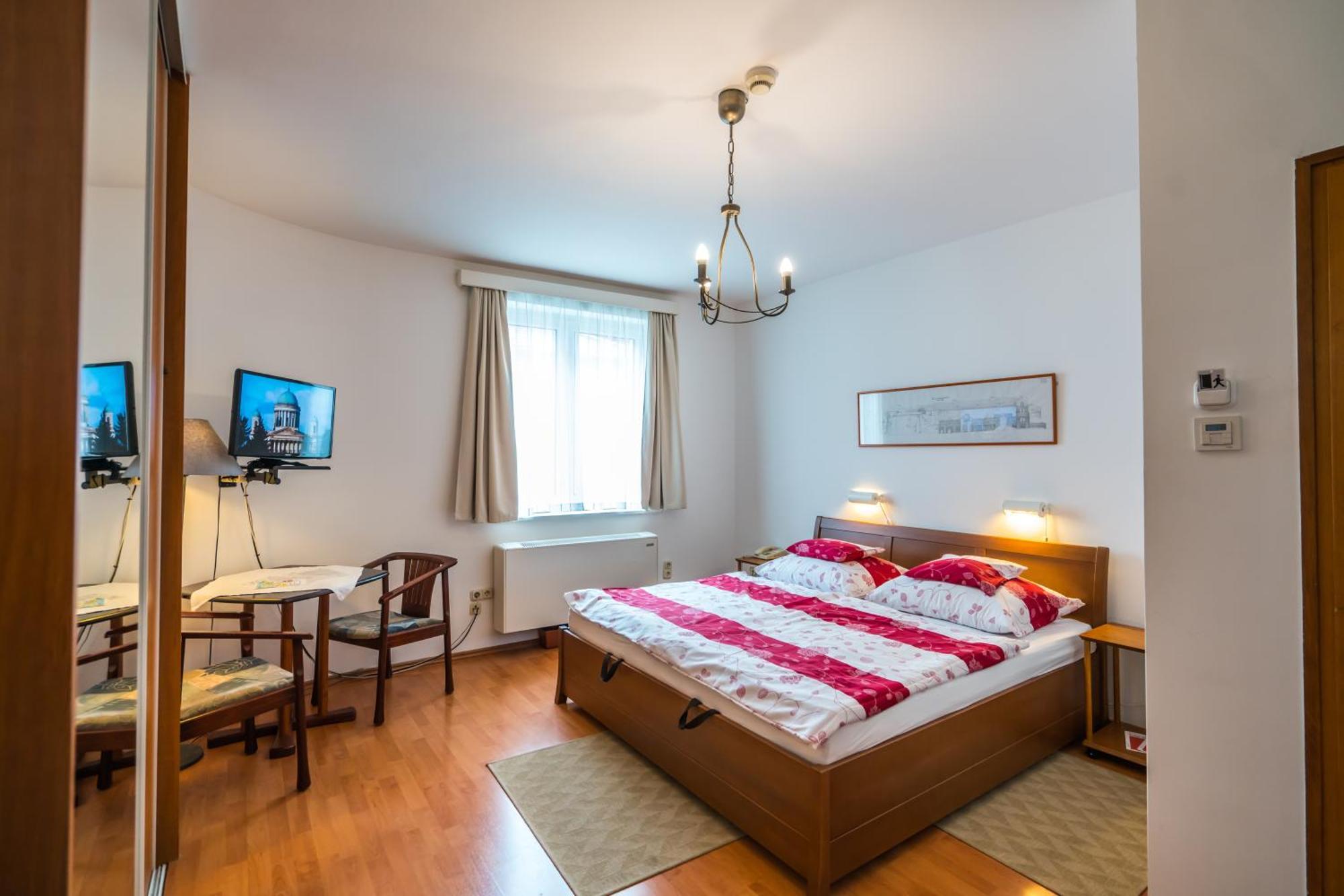 Hôtel Szent Kristof Panzio à Esztergom Extérieur photo