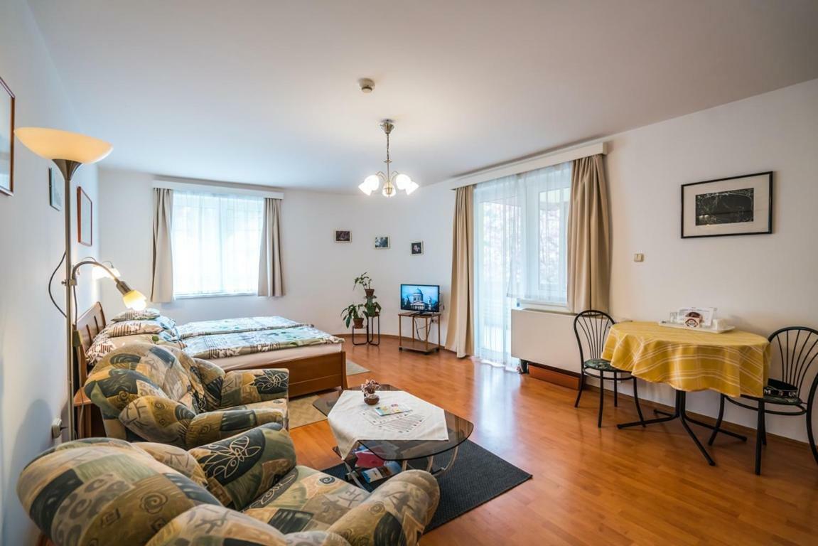 Hôtel Szent Kristof Panzio à Esztergom Extérieur photo