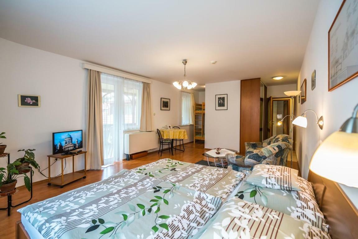 Hôtel Szent Kristof Panzio à Esztergom Extérieur photo