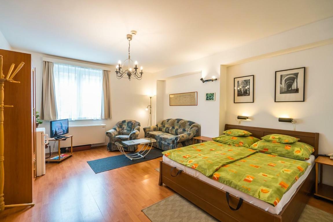 Hôtel Szent Kristof Panzio à Esztergom Extérieur photo