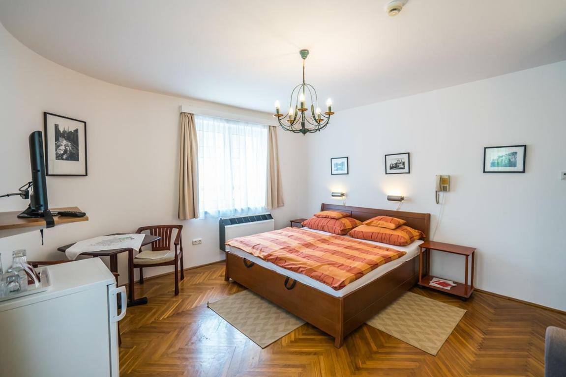 Hôtel Szent Kristof Panzio à Esztergom Extérieur photo