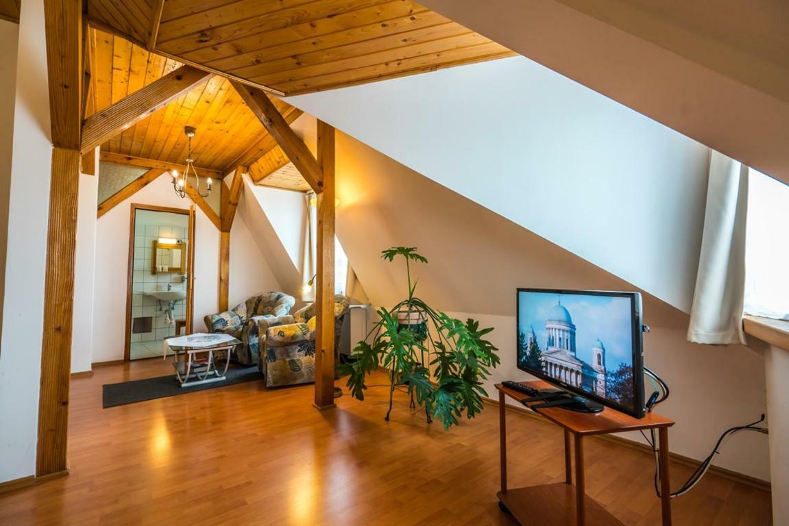 Hôtel Szent Kristof Panzio à Esztergom Extérieur photo