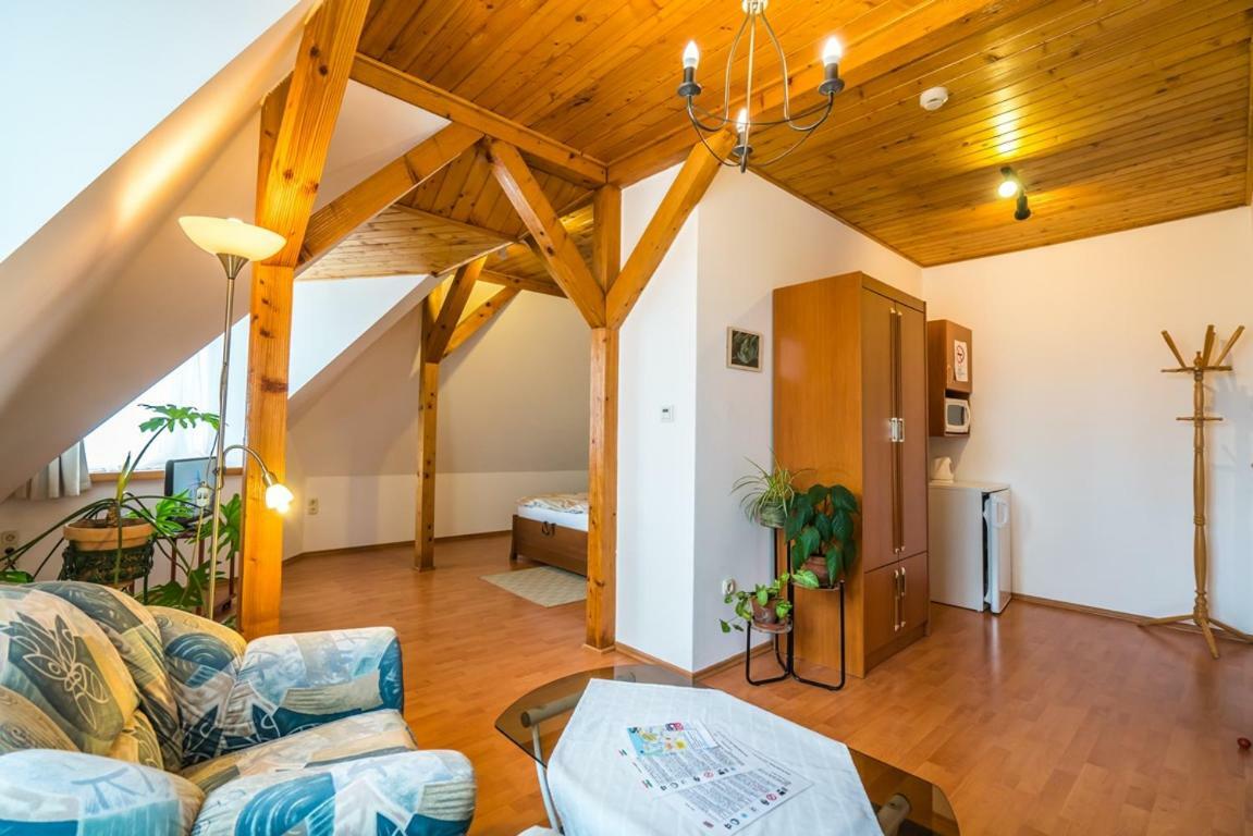 Hôtel Szent Kristof Panzio à Esztergom Extérieur photo