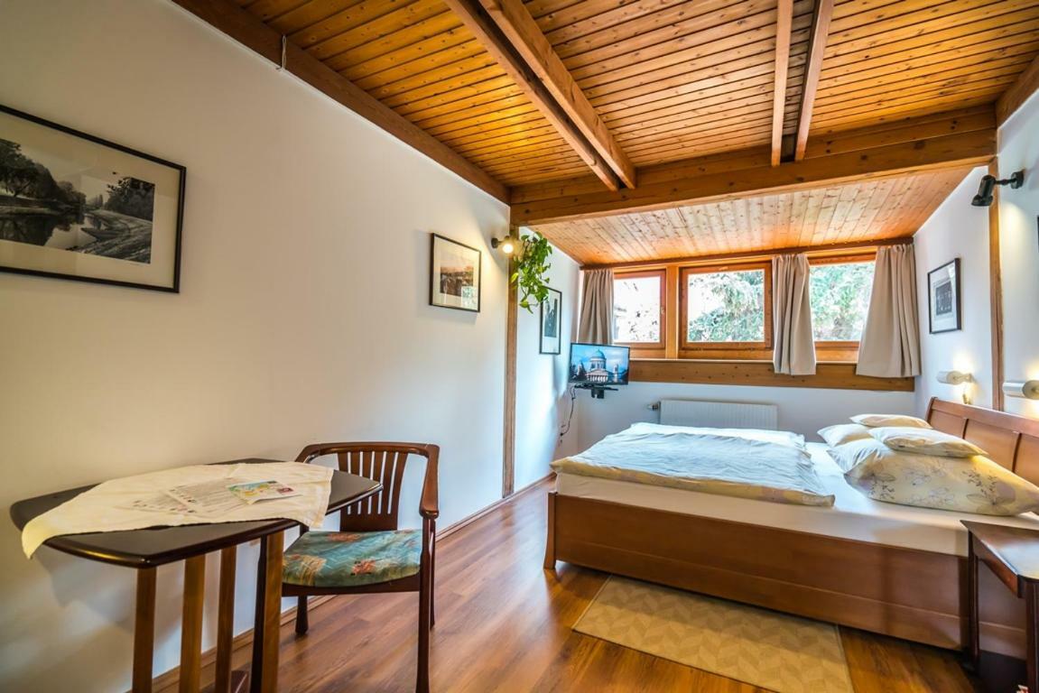 Hôtel Szent Kristof Panzio à Esztergom Extérieur photo