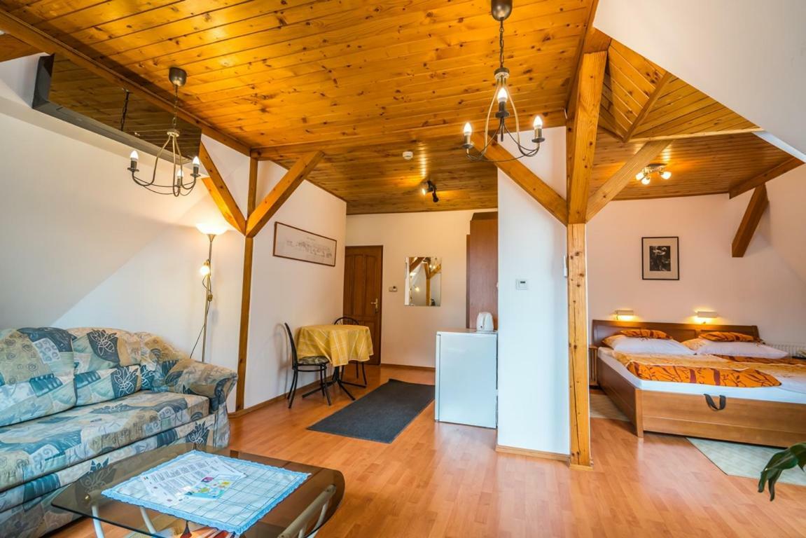 Hôtel Szent Kristof Panzio à Esztergom Extérieur photo