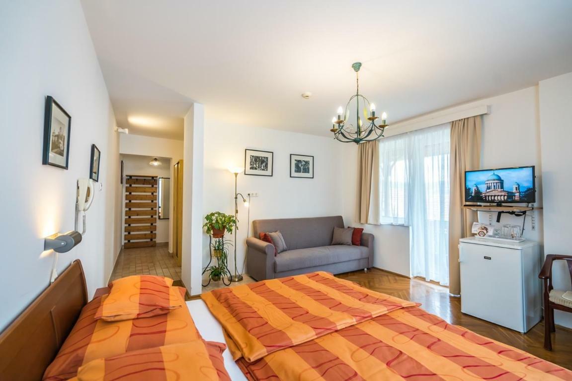 Hôtel Szent Kristof Panzio à Esztergom Extérieur photo
