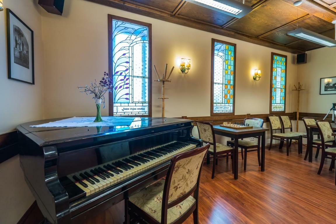 Hôtel Szent Kristof Panzio à Esztergom Extérieur photo