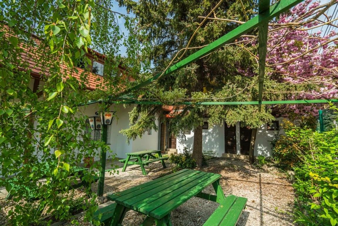 Hôtel Szent Kristof Panzio à Esztergom Extérieur photo